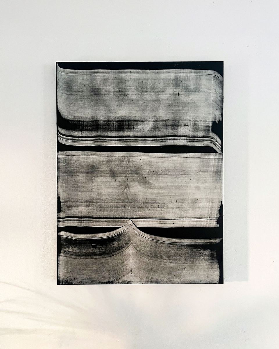 Semeia — Idéogramme, acrylique raclée sur verre monté sur châssis bois, 50 × 70 cm, 2025