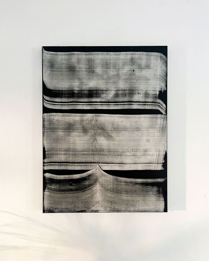 Semeia — Idéogramme, acrylique raclée sur verre monté sur châssis bois, 50 × 70 cm, 2025